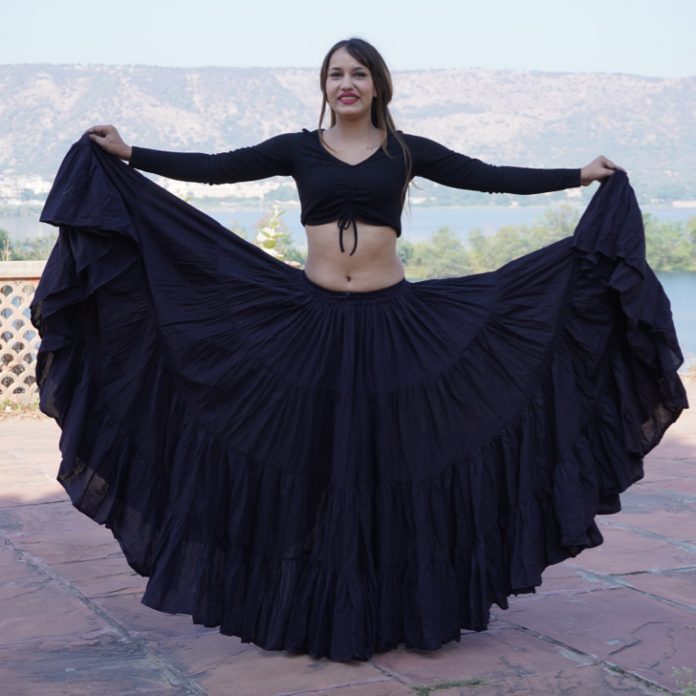How to wear a 25 yard skirt for casual and formal look